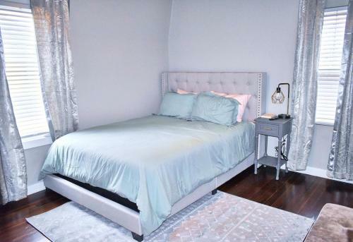 Beautiful Midtown Luxe Home Sleeps 8