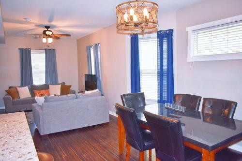 Beautiful Midtown Luxe Home Sleeps 8