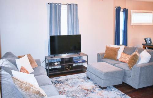 Beautiful Midtown Luxe Home Sleeps 8