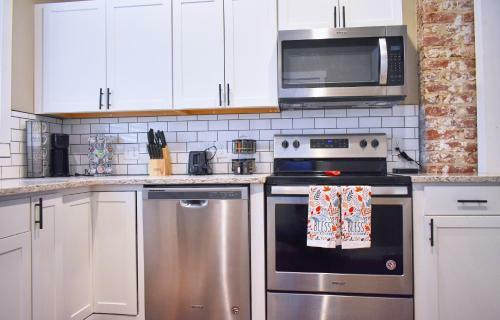 Beautiful Midtown Luxe Home Sleeps 8