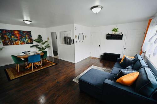 Bright & Cozy * 2nd Floor Apartment*. Close To Nyc