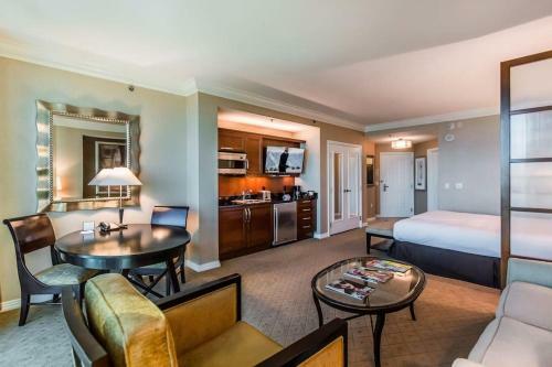 Signature Suites By Voyargo - Deluxe Strip View Studio 06709
