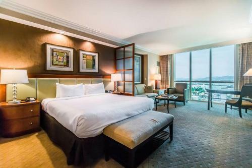 Signature Suites By Voyargo Deluxe Strip View Studio 0711