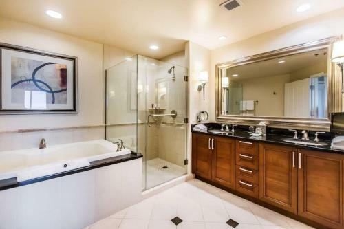 Signature Suites By Voyargo Deluxe Strip View Studio 0711