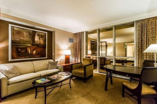 Signature Suites By Voyargo Deluxe Strip View Studio 0711