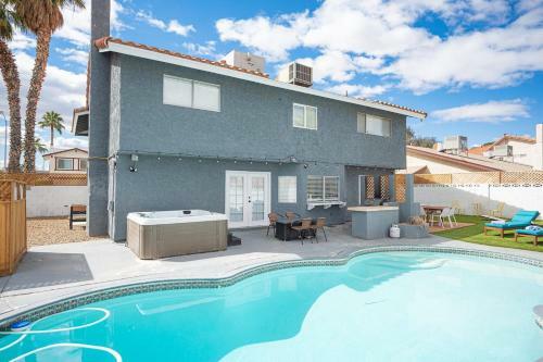 Lux Escape 6br, 3ba, Pool, Spa And Mini Golf 31 Days Only