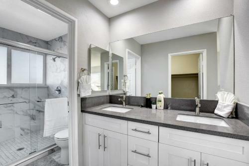 Modern Lockdown At 7br, 4ba, Pool, Spa And Games 31 Days Only