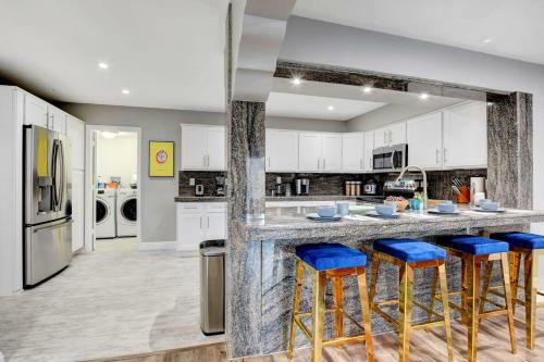 Modern Lockdown At 7br, 4ba, Pool, Spa And Games 31 Days Only