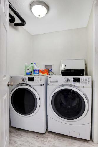 Modern Lockdown At 7br, 4ba, Pool, Spa And Games 31 Days Only