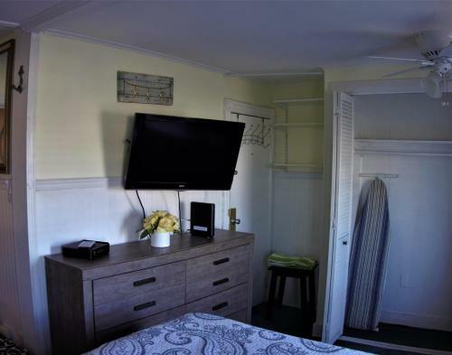 The Allenhurst, Apartment #18 - Bright Queen Studio With Bathroom, Kitchen, And Work Area