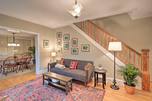 Charming Abode With Patio - Walk To Town And River!