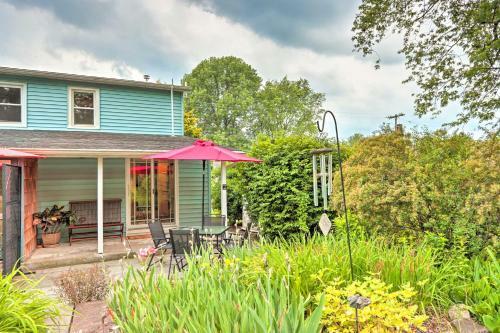 Charming Abode With Patio - Walk To Town And River!
