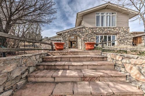 Spacious And Secluded Captain Getaway With Patio!