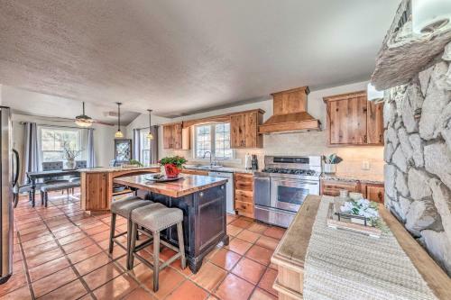 Spacious And Secluded Captain Getaway With Patio!