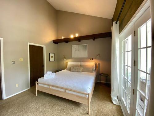 Red River Getaway- Ski In Ski Out, Newly Remodeled