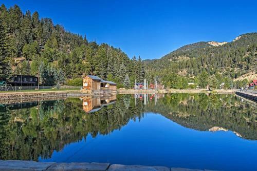 Red River Townhome With Balcony And Mtn Views!