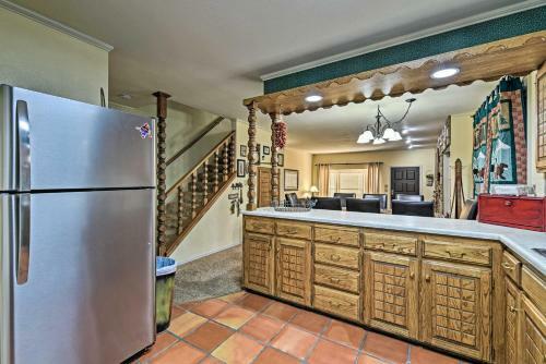 Red River Townhome With Balcony And Mtn Views!