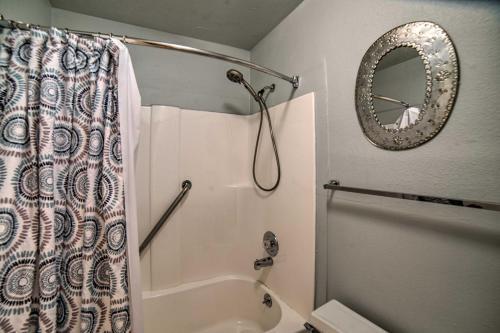 Apartamento Red River Condo Fire Pit, Half-mi To Slopes!