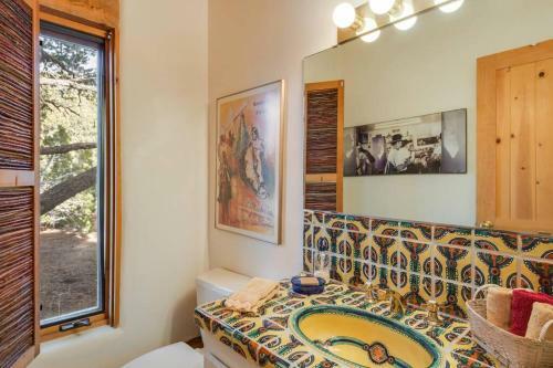 Foothills Retreat- Patios, Rooftop Deck, Quiet, 2br