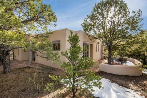 Foothills Retreat- Patios, Rooftop Deck, Quiet, 2br