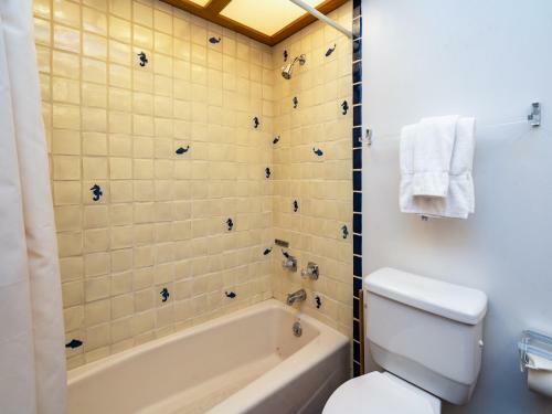 Mitchell's East Side, 3 Bedrooms, Sleeps 6, Deck, Views, Wifi, Grill