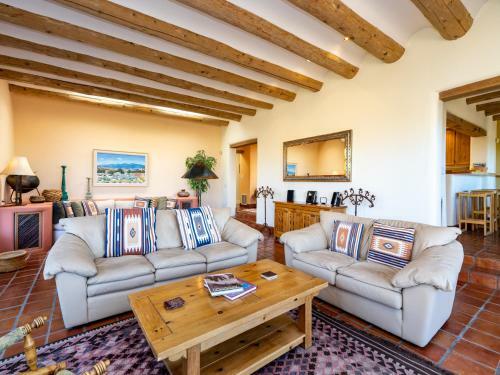 Mitchell's East Side, 3 Bedrooms, Sleeps 6, Deck, Views, Wifi, Grill