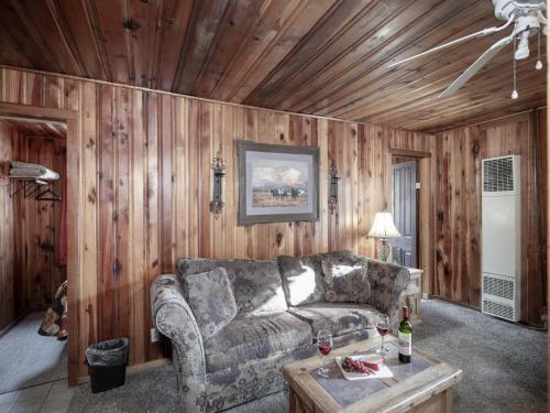 Lodge Pine Cabin, 2 Bedrooms, Fireplace, Midtown, Sleeps 6