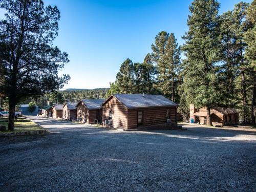 Lodge Pine Cabin, 2 Bedrooms, Fireplace, Midtown, Sleeps 6
