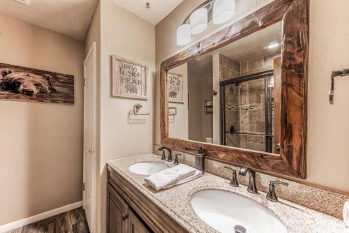 Pinon Park A10, 3 Brs, Deck, Hot Tub, Wifi, Sleeps 8