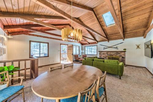 The Bear Tree Haus Retreat - Deck And Hot Tub