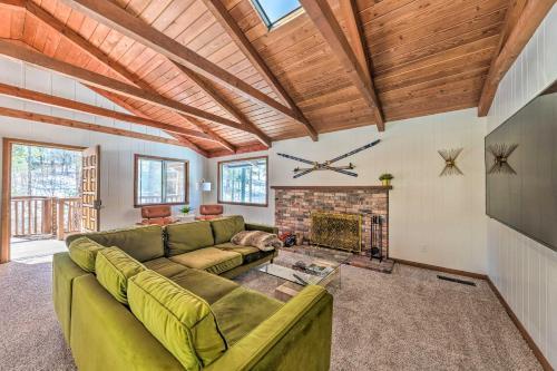 The Bear Tree Haus Retreat - Deck And Hot Tub