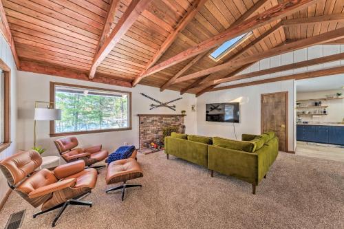 The Bear Tree Haus Retreat - Deck And Hot Tub