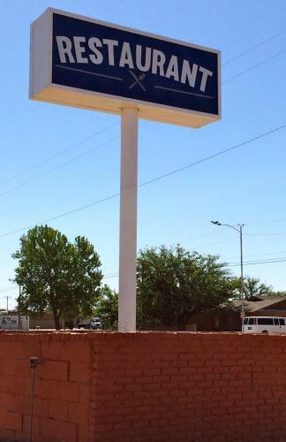 Motel Crystal Palace Inn Brownfield