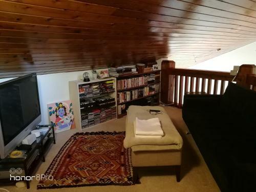 5-br Skylit Contemporary Home On 3 Forested Acres