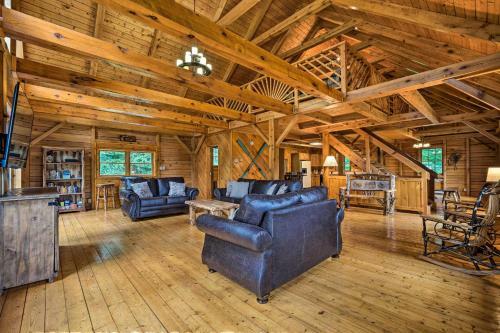 Exquisite Cabin With Deck And Fire Pit, 10 Mi To Lake