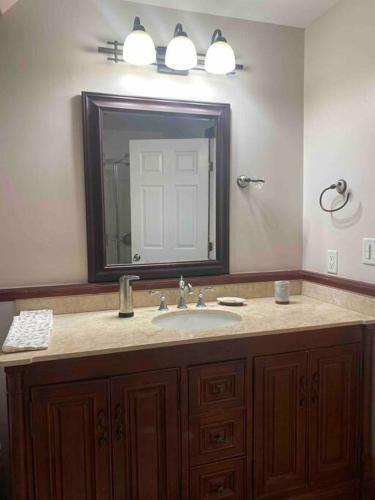 Apartment W Jacuzzi Tub . Across Madam Brett Park