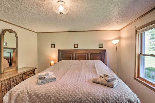 Charming Burdett Home With Grill, Gazebo And Yard