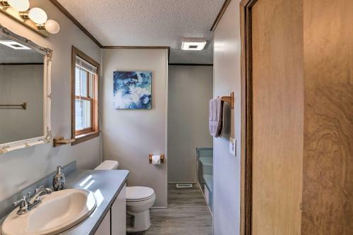 Charming Burdett Home With Grill, Gazebo And Yard