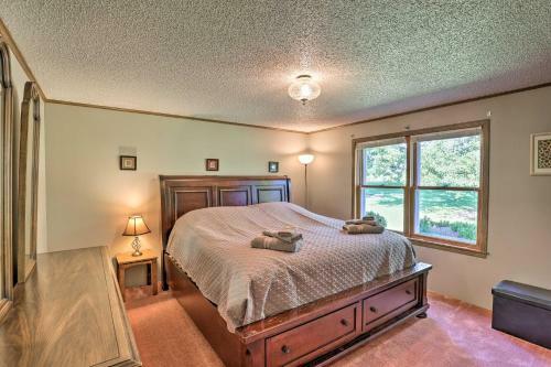Charming Burdett Home With Grill, Gazebo And Yard