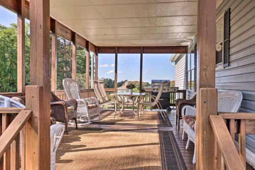 Charming Burdett Home With Grill, Gazebo And Yard