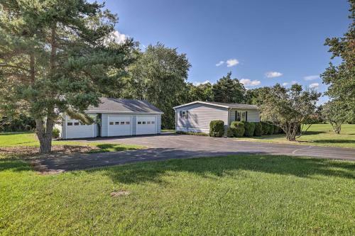 Charming Burdett Home With Grill, Gazebo And Yard
