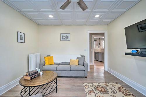Apartamento Victorian Apt With Balcony Near Lake George!