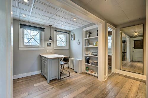 Apartamento Victorian Apt With Balcony Near Lake George!