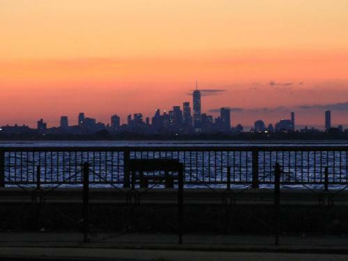 60s Surf Camper With Nyc Skyline View In Rockaway Beach