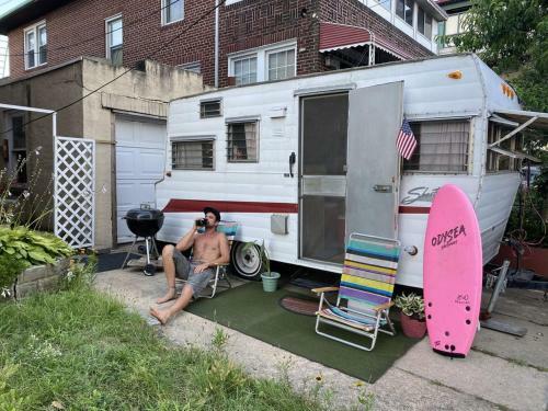 60s Surf Camper With Nyc Skyline View In Rockaway Beach