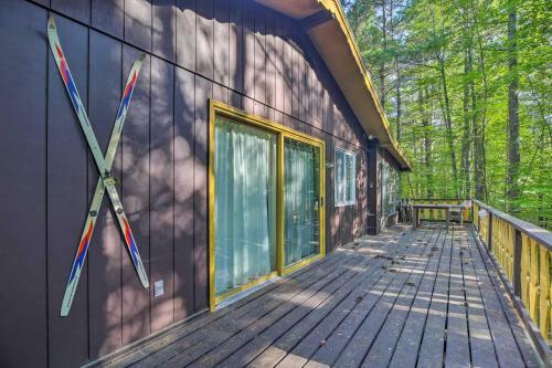 Cozy Adirondacks Cabin Walk To Lake Eaton!