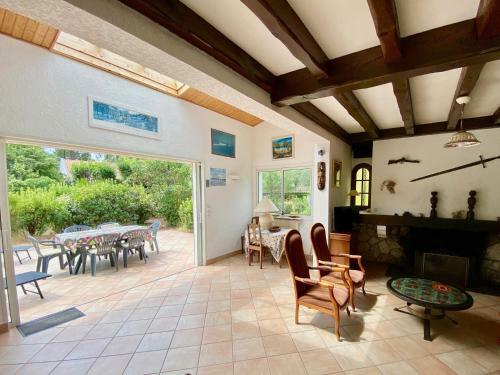 Cottage With A Big Idyllic Garden At The Lake