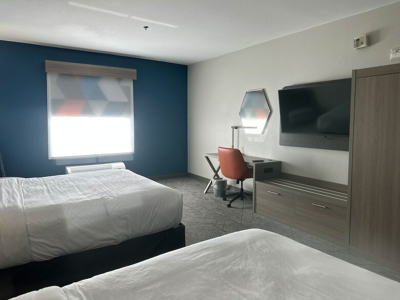 Holiday Inn Express Hotel & Suites Ennis