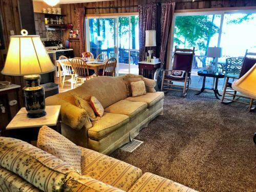 Maple Cottage On Secret Cove In Parkland