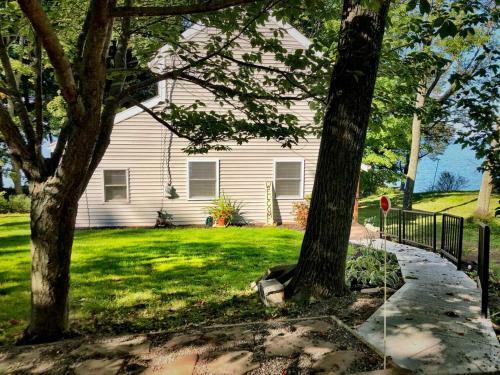 Maple Cottage On Secret Cove In Parkland